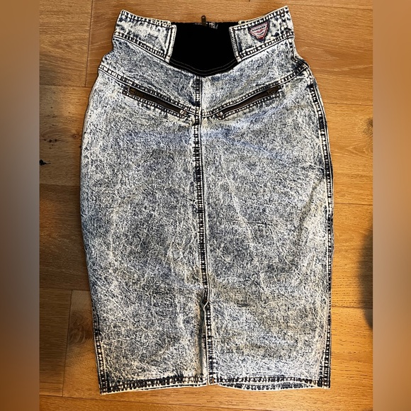 Long denim shirt with cinched waist. Fits like a size 4. - Picture 2 of 2